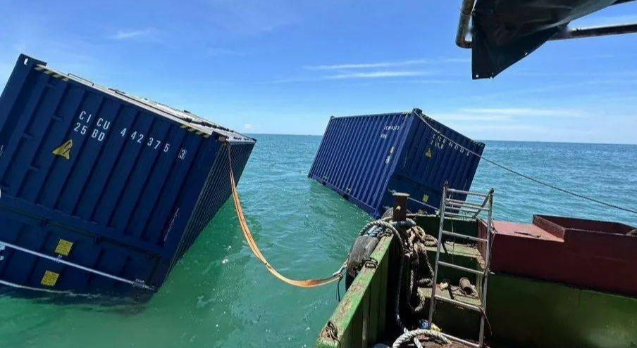 突发！堆垛倒塌，大量集装箱落海、损毁